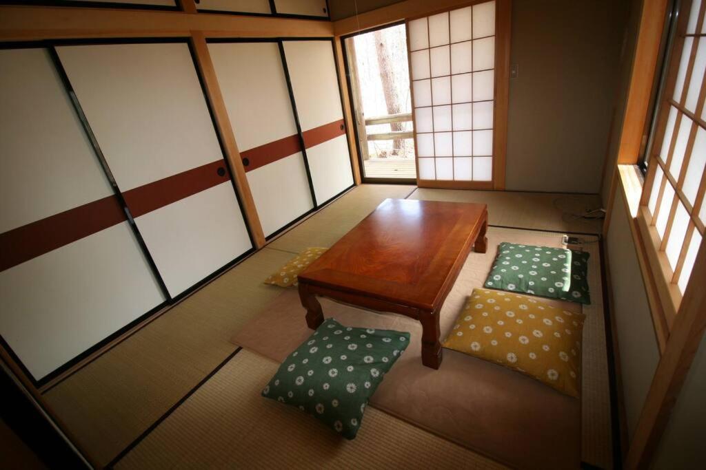 北軽井沢の貸別荘一棟貸し切り-庭とウッドデッキつき Azumaiokozan Bagian luar foto